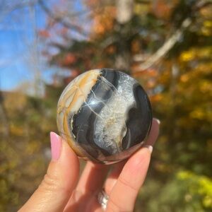 Volcanic (e) agate sphere - uv reactive (e) | crystal